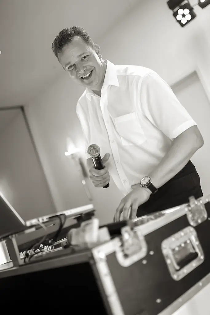 DJ René de Rot mit Mikrofon bei einer Geburtstagsfeier in Oldenburg