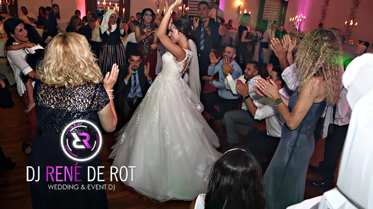 Braut auf der Tanzfläche während einer Hochzeit in Oldenburg, umgeben von feiernden Gäste