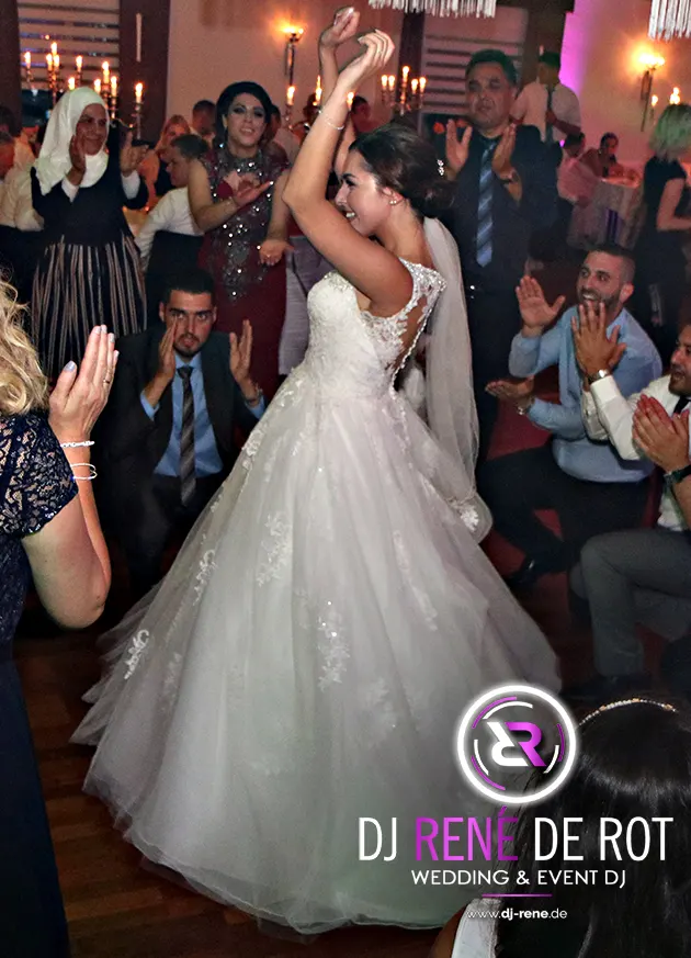 Braut tanzt auf der Hochzeit in Oldenburg, umgeben von Gästen auf der vollen Tanzfläche