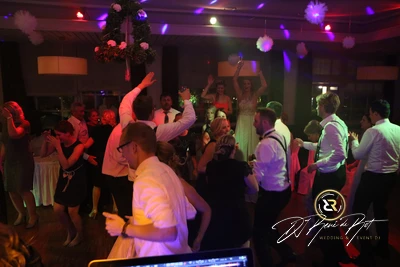 Hochzeitsfeier mit voller Tanzfläche und Hochzeits-DJ René de Rot