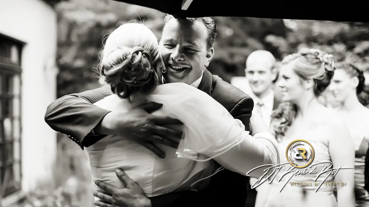 Emotionaler Moment auf einer Hochzeit – Gäste begrüßen sich herzlich, begleitet von DJ René de Rot aus Oldenburg