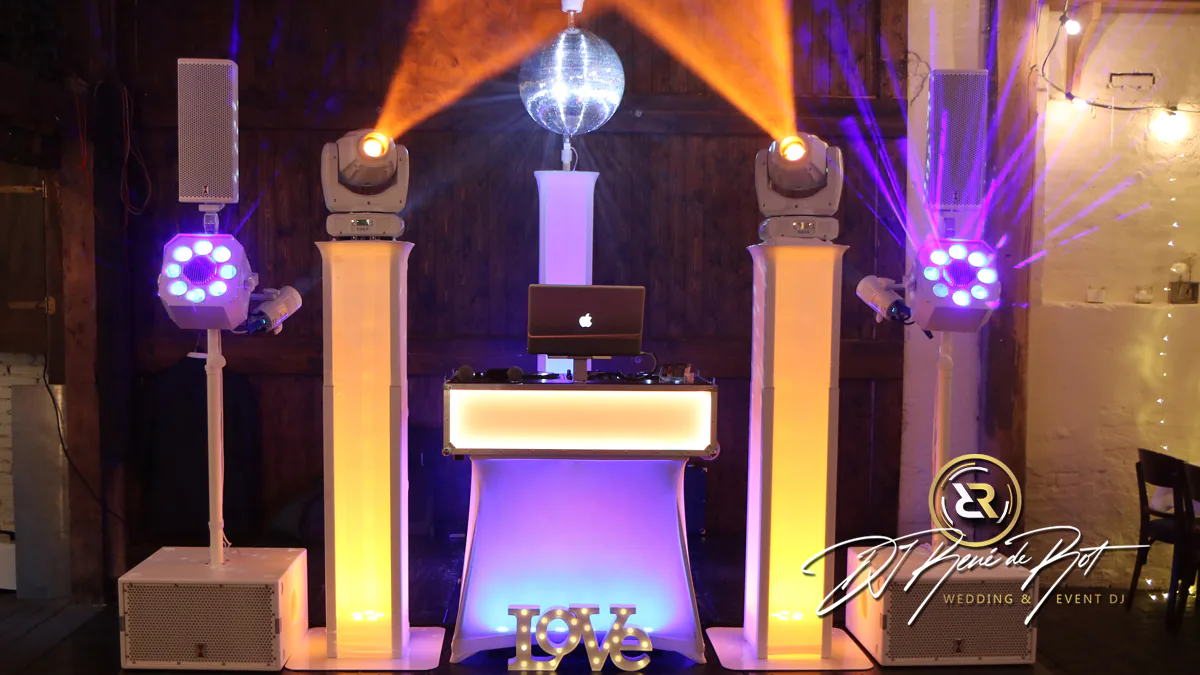 White Wedding DJ Paket mit Spiegelkugel zur Hochzeit bei Hempen Fied