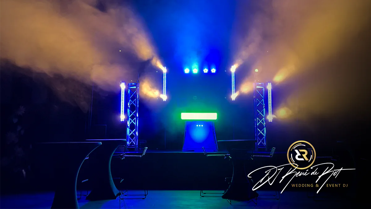 Vier Eurolite LED STP-14 Sunbars im Einsatz bei einem DJ-Setup