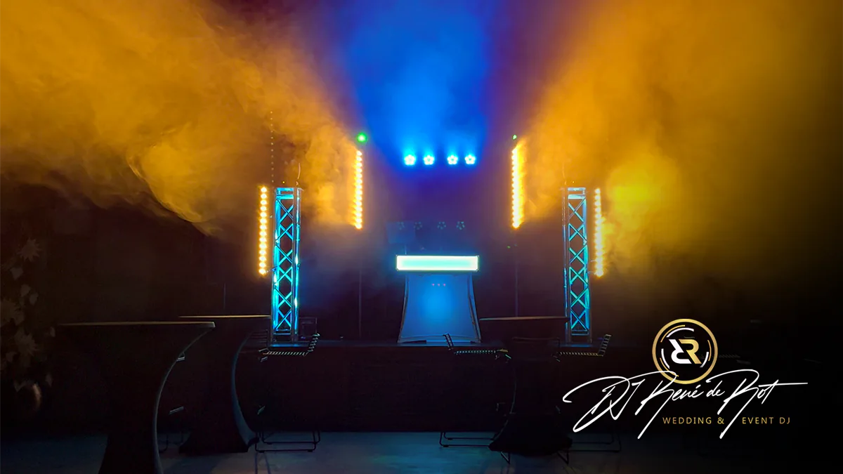 DJ-Paket Clubstyle mit Eurolite STP-14 Sunbars auf einer Eventfläche