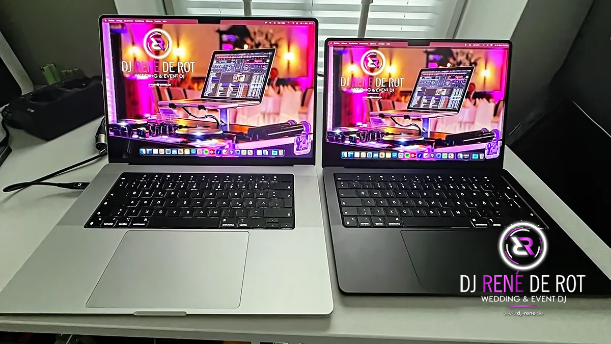 Zwei identische MacBook Pro 16 M3 als Haupt- und Backup-Setup für DJ René de Rot