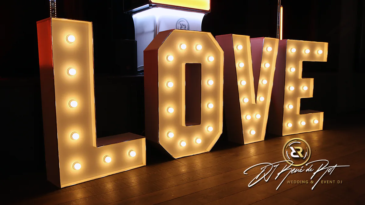 LED Love Buchstaben von DJ René de Rot in der Meyerei Rastede