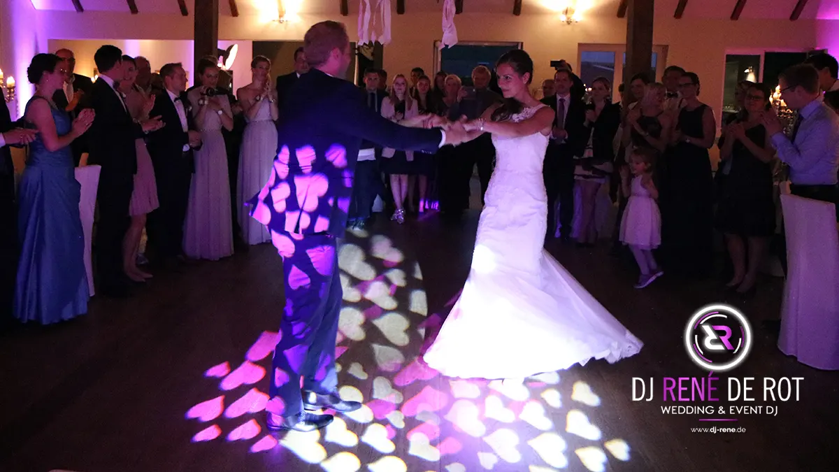 Braut und Bräutigam beim romantischen Hochzeitstanz, begleitet von DJ René de Rot