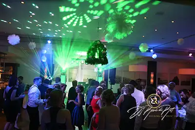Stimmungsvolle Tanzfläche mit moderner DJ Lichtshow auf einer Hochzeitsfeier