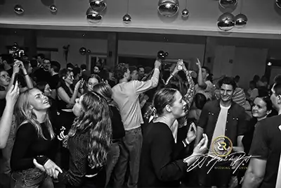 Volle Tanzfläche und ausgelassene Party-Stimmung bei einem Event mit DJ René de Rot aus Oldenburg
