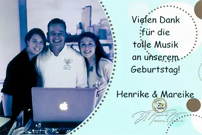Glückliche Gäste bedanken sich bei DJ René de Rot für die Musik auf einer Geburtstagsfeier in Oldenburg