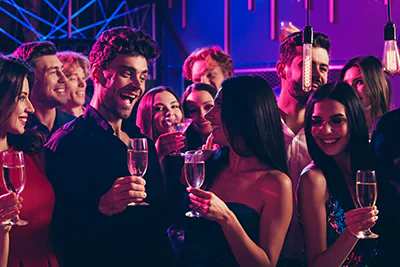 Gäste feiern ausgelassen auf einer Firmenfeier – DJ René de Rot sorgt für Stimmung in Oldenburg