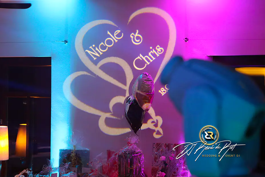 Brautpaar Monogramm Projektion als Lichtdesign bei Hochzeit