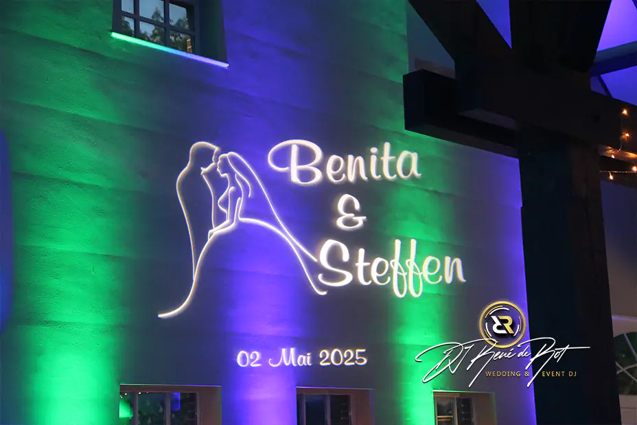 Individuelle Monogramm Projektion für Hochzeit mit DJ Lichttechnik