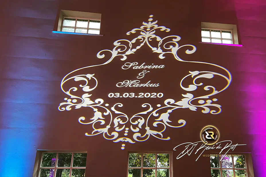 Hochzeitsmonogramm Projektion mit Ambientebeleuchtung bei Hochzeitsfeier
