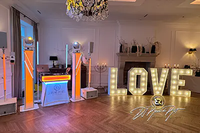 Beleuchtete Buchstaben in einer Eventlocation